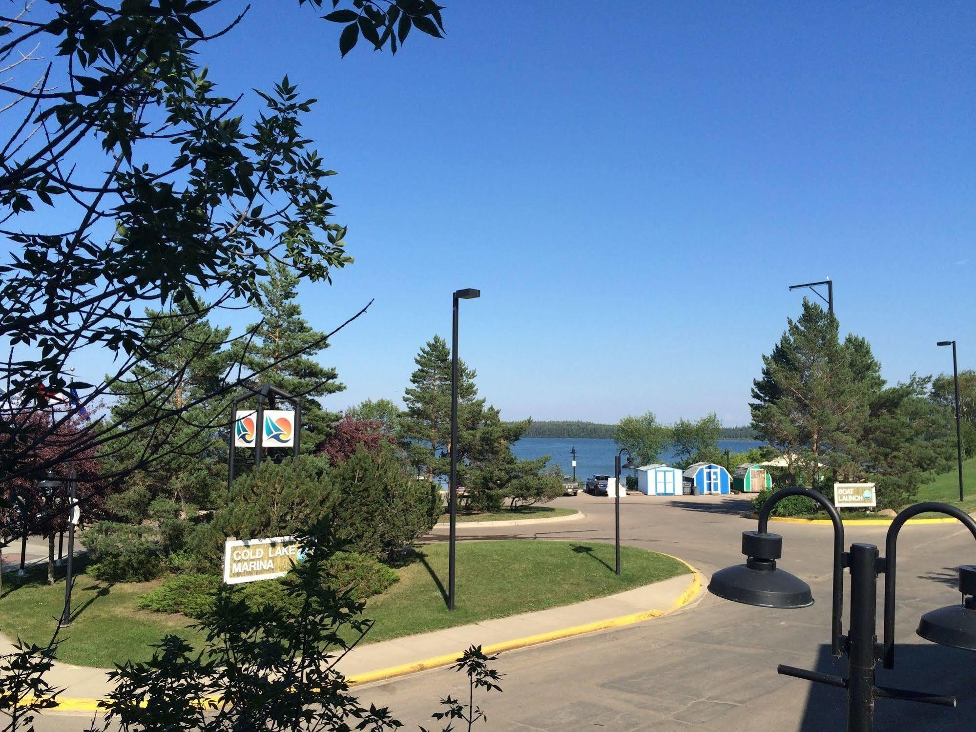 Lakeshore Inn Cold Lake エクステリア 写真
