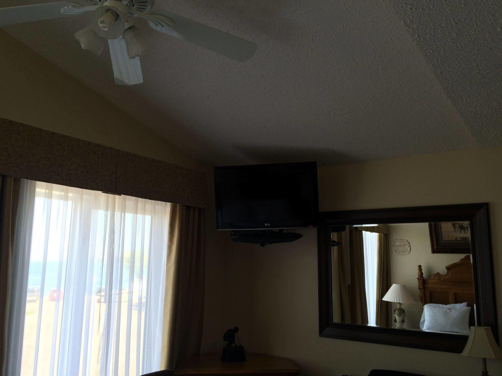 Lakeshore Inn Cold Lake エクステリア 写真