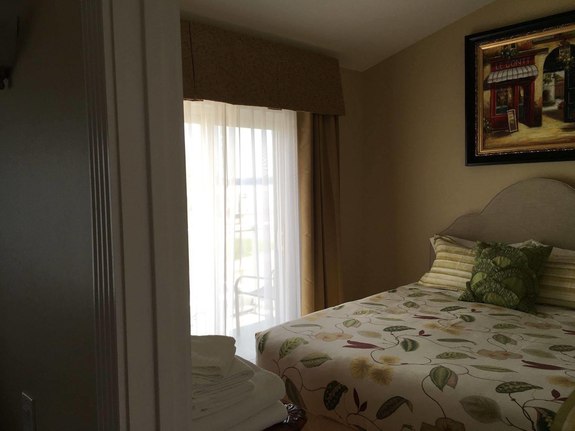 Lakeshore Inn Cold Lake エクステリア 写真