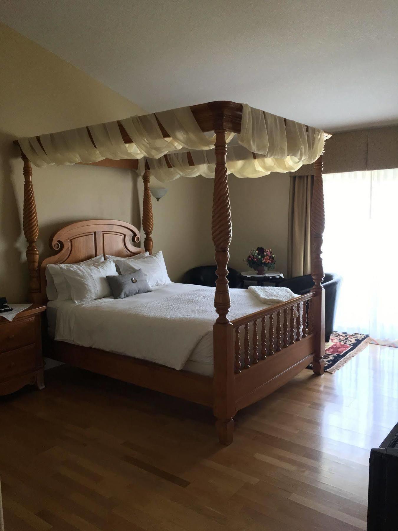 Lakeshore Inn Cold Lake エクステリア 写真